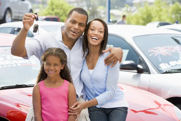Family collecting new car — Stock Photo, Image