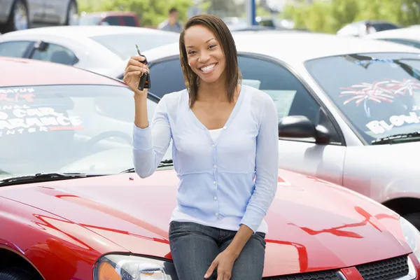 Žena výdeje nové auto — Stock fotografie