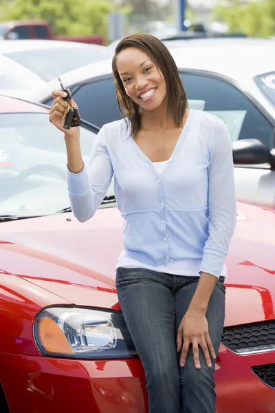 Kvinna plocka upp nya bilen — Stockfoto
