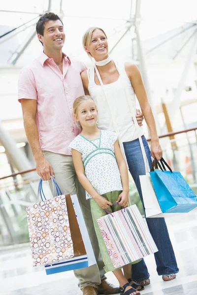 Shopping in famiglia nel centro commerciale — Foto Stock