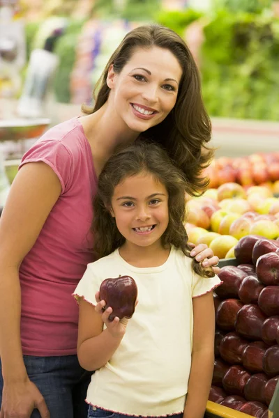 在超市的母亲和女儿购物新鲜生产 — 图库照片