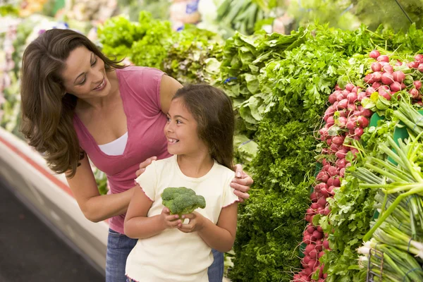 Mutter Und Tochter Wählen Frische Produkte Supermarkt — Stockfoto