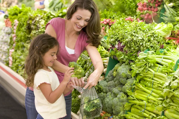 Mãe e filha de compras para produtos — Fotografia de Stock