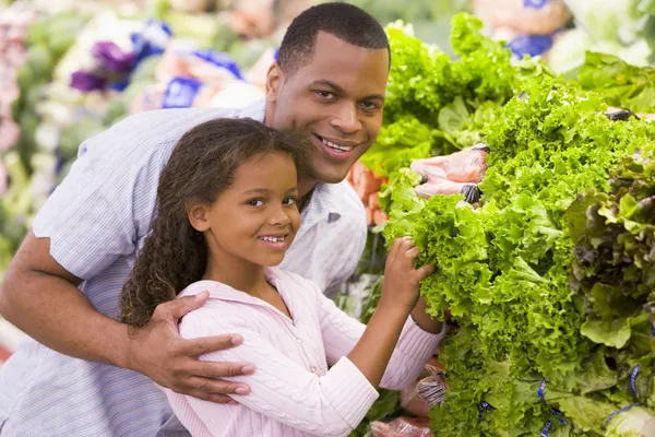 Father Daughter Buying Fresh Produce Supermarket — Stock Photo, Image