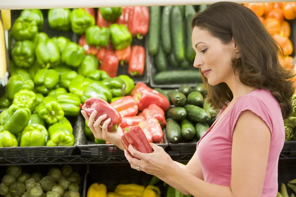 在超市中选择新鲜农产品的女人 — 图库照片