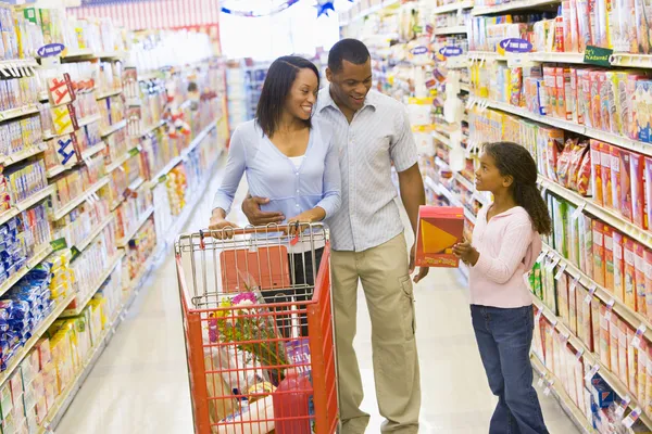 Joven familia compras de comestibles — Foto de Stock