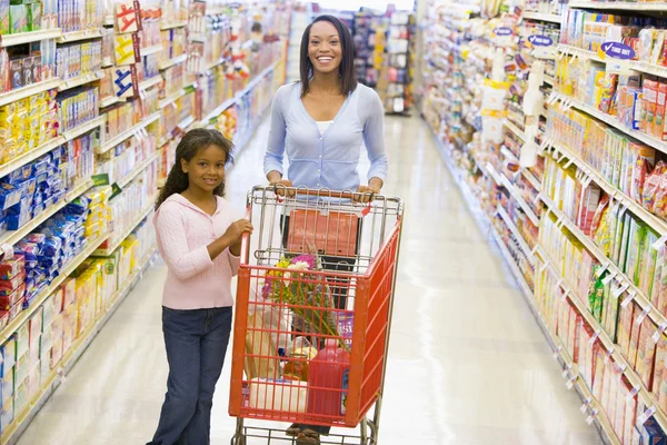 在超市购物的母亲和女儿杂货 — 图库照片