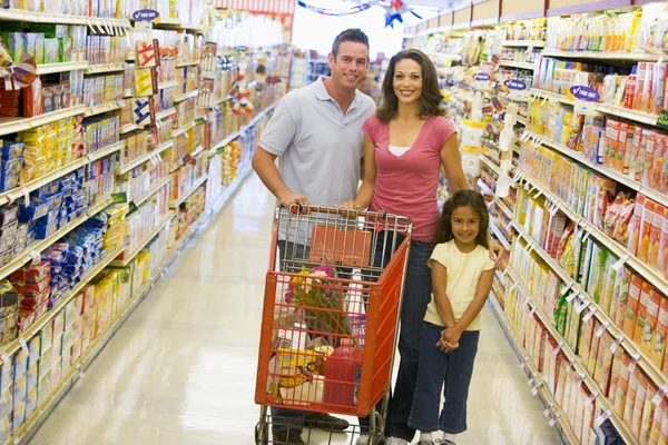 Fiatal Családi Bevásárlás Szupermarketben — Stock Fotó