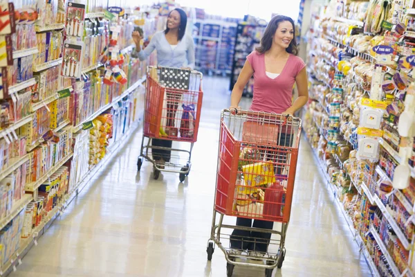 Mujer grocery shopping — Foto de Stock