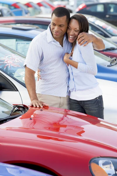 Giovane coppia guardando nuove auto — Foto Stock