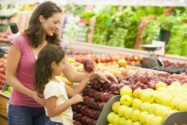 Mother and daughter shopping for fresh produce — Stock Photo, Image