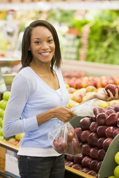若い女性の新鮮な食材のスーパー マーケットでのショッピング — ストック写真