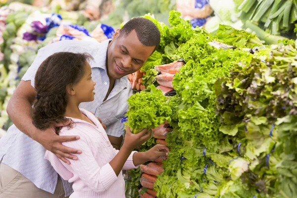 Father Daughter Buying Fresh Produce Supermarket — Stock Photo, Image