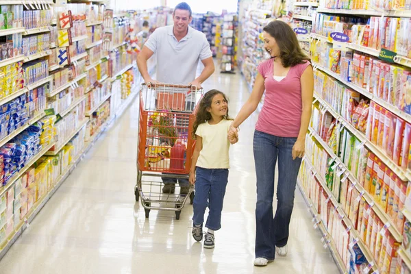 Compra Comestibles Familiares Supermercado —  Fotos de Stock