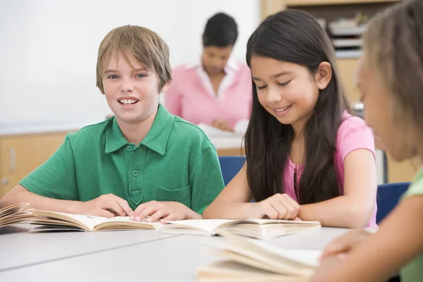 Group Elementary School Pupils Classroom Reading — Stock Photo, Image