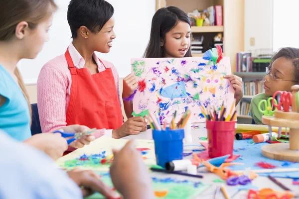 美術の授業での小学校 — ストック写真