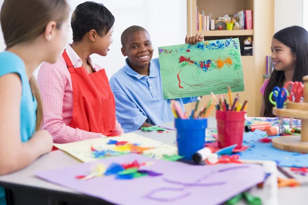 Elementary School Art Class Pupil Discussing Picture — Stock Photo, Image