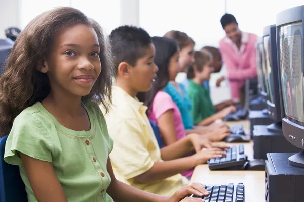 Θηλυκό Μαθητή Στη Σχολική Τάξη Υπολογιστή — Φωτογραφία Αρχείου