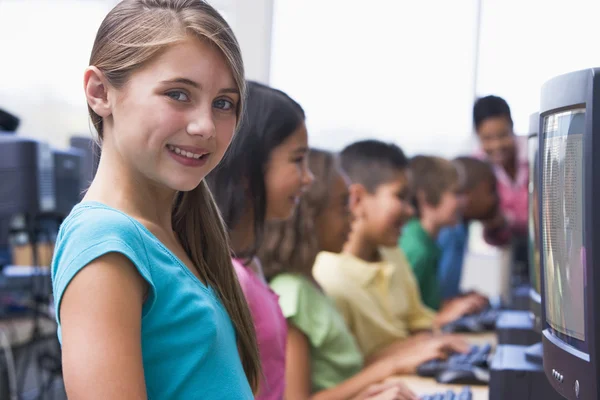 Vrouwelijke Leerling Elementary School Computer Klasse — Stockfoto