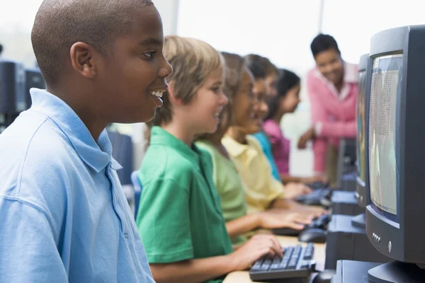 Компьютерный класс начальной школы — стоковое фото