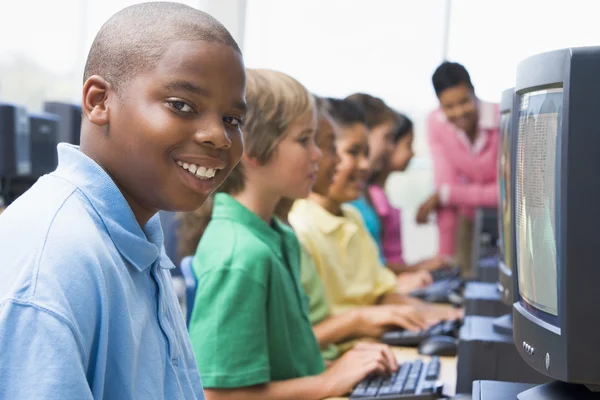 Αρσενικό Μαθητής Στην Τάξη Του Δημοτικού Σχολείου Υπολογιστή — Φωτογραφία Αρχείου