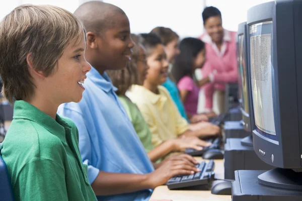 Αρσενικό Μαθητής Στην Τάξη Του Δημοτικού Σχολείου Υπολογιστή — Φωτογραφία Αρχείου