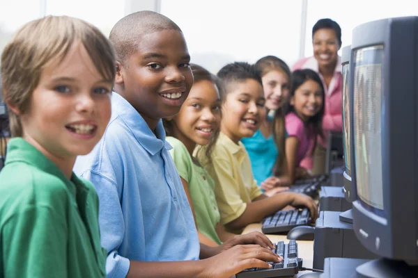 Компьютерный класс начальной школы — стоковое фото