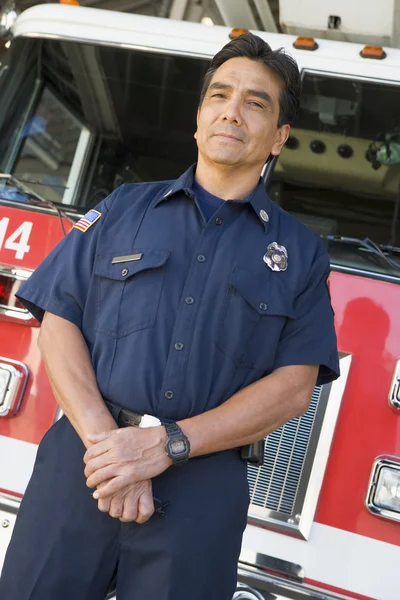 Portret Przez Silnik Fire Strażaka — Zdjęcie stockowe