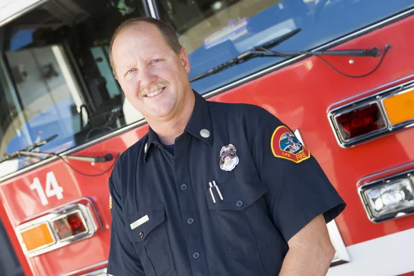 Portret Van Een Brandweerman Door Een Brandweerwagen — Stockfoto