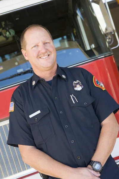 Портрет пожежника з пожежної машини — стокове фото