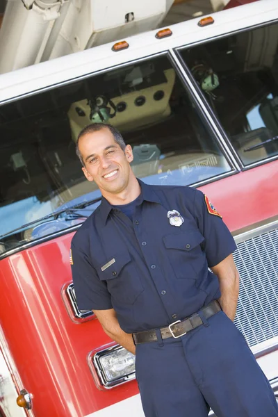 消防車で消防士の肖像画 — ストック写真