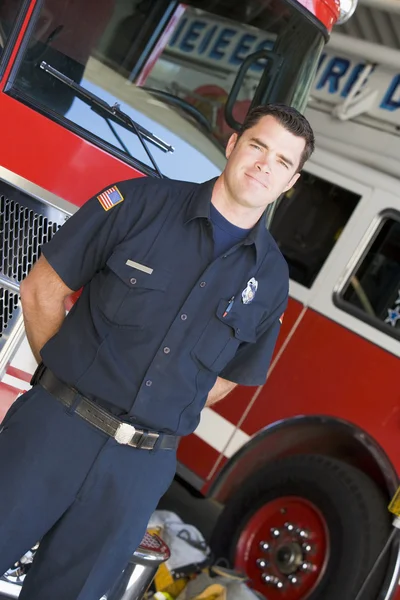 Retrato de un bombero por un camión de bomberos — Foto de Stock