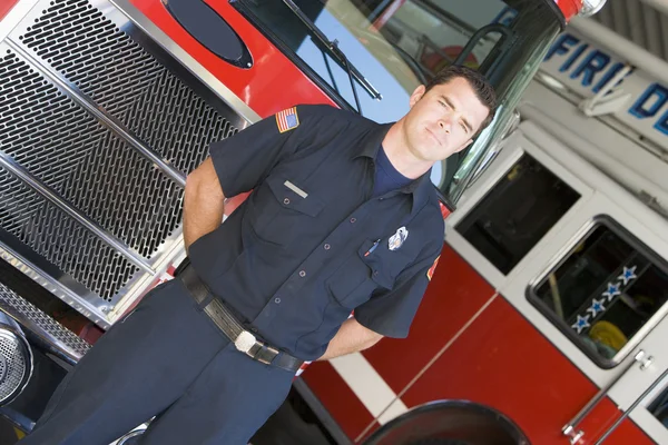 Portret przez silnik fire strażaka — Zdjęcie stockowe