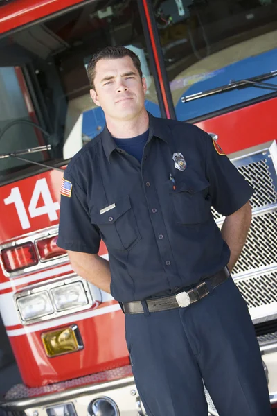 Egy Tűzoltó Egy Tűzoltóautó Portréja — Stock Fotó