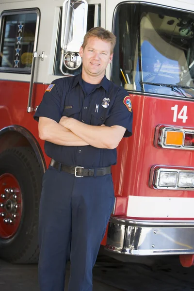一名消防队员由火引擎的肖像 — 图库照片