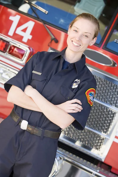 Egy Tűzoltó Egy Tűzoltóautó Portréja — Stock Fotó