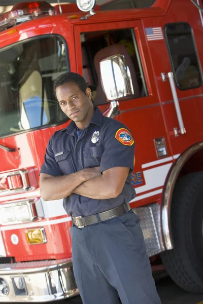 Portret przez silnik fire strażaka — Zdjęcie stockowe