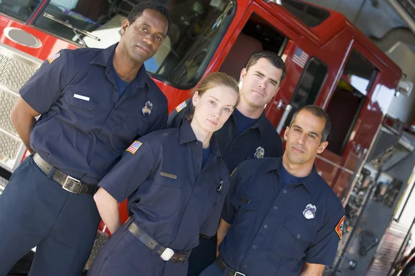 Προσωπογραφία Των Πυροσβεστών Που Στέκονται Δίπλα Πυροσβεστική Μηχανή — Φωτογραφία Αρχείου