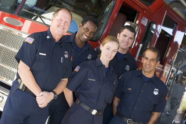 A tűzoltóautó mellett álló tűzoltók portréja — Stock Fotó