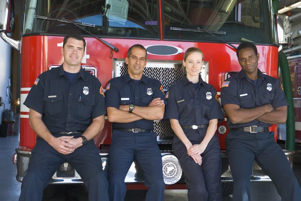 Портрет Пожежників Стоять Біля Пожежного Двигуна — стокове фото