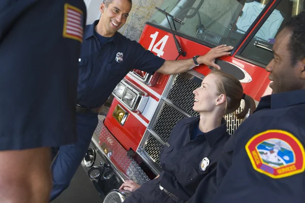 消防士は消防車のチャット — ストック写真