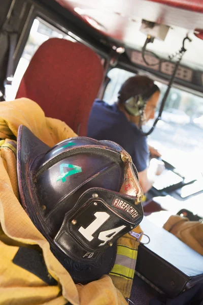 Bombeiros que viajam para uma emergência — Fotografia de Stock