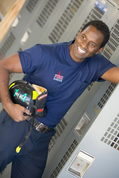 A tűzoltó tűzoltóság kulcsra zárható szekrény szobában portréja — Stock Fotó