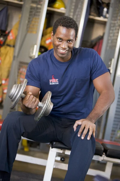 Porträt eines Feuerwehrmanns in der Umkleidekabine des Feuerwehrhauses — Stockfoto
