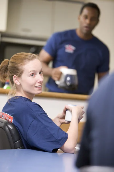 Feuerwehrleute entspannen sich in der Personalküche — Stockfoto