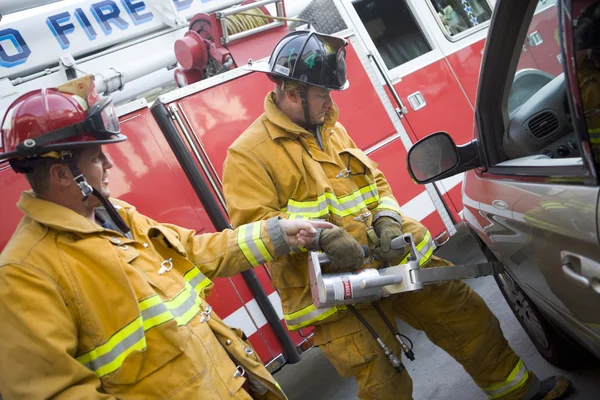 Tűzoltók Vágás Nyit Egy Autó Hogy Segítsen Sérült Személyt — Stock Fotó