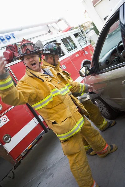 Firefighters Cutting Open Car Help Injured Person — Stock Photo, Image