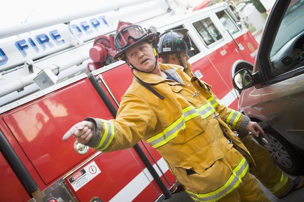 Tűzoltók vágás nyit egy autó, hogy segítsen sérült személyt — Stock Fotó