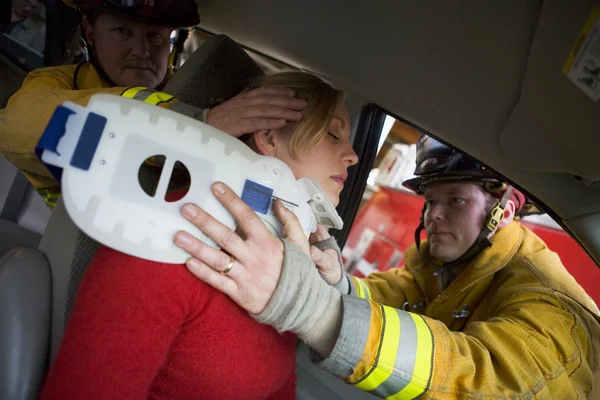 Firefighters Helping Injured Woman Car — Stock Photo, Image