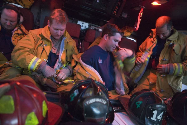 Tűzoltók Vészhelyzetben Való Felkészülés — Stock Fotó